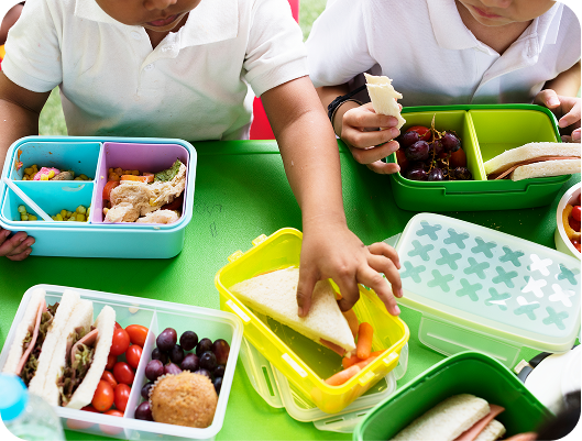 Kids eating lunch